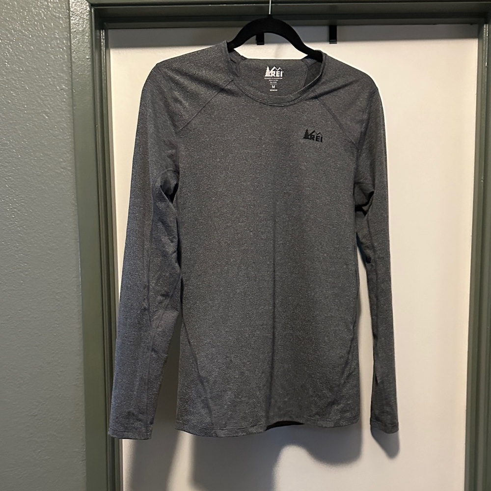 REI women’s Charcoal Long Sleeve Tee sz m